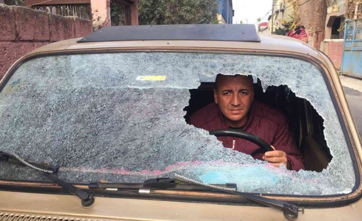 Evden çıkarmak istediği gelininin ağabeyi otomobile baltayla zarar verdi