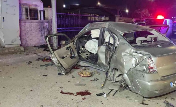 Fabrikanın duvarına çarpan otomobilin sürücüsü ağır yaralandı