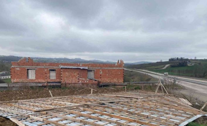 Fırtına etkili oldu çatı uçtu