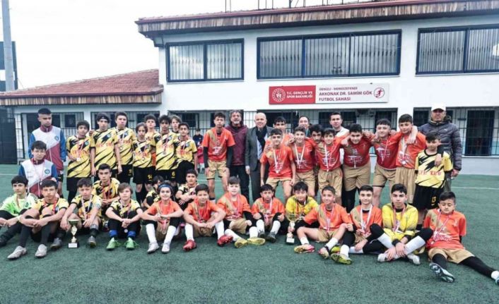 Futbol turnuvasında dereye giren okullar ödüllendirildi