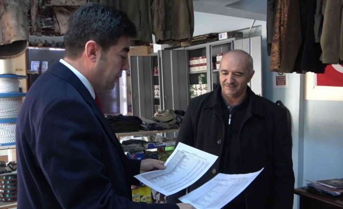 Gelir gider bütçesi dökümünü vatandaşa dağıtan belediye başkanı: "Şeffaf belediyecilikle Türkiye birincisi olduk"