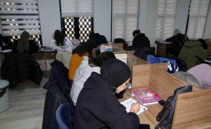 Gençler okuma evleriyle sınavlara hazırlanıyor