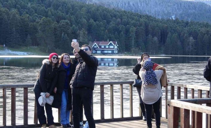 Güneşli havayı fırsat bilen tatilciler Gölcük’e akın etti