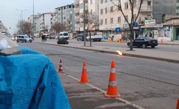 Iğdır’da akıl al almaz olay: Alev alan tüpü yolun ortasına attı
