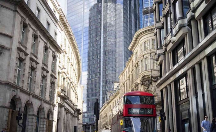 İngiltere’de çift katlı otobüs devrildi: Çok sayıda yaralı var