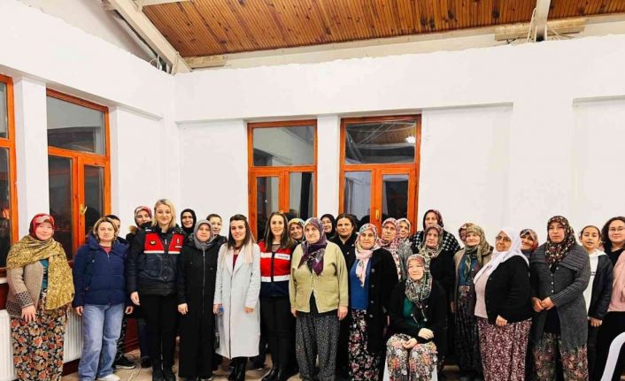 Isparta’da 158 vatandaş “En İyi Narkotik Polisi Anne ve Siber Suçlarla Mücadele Eğitimi” aldı