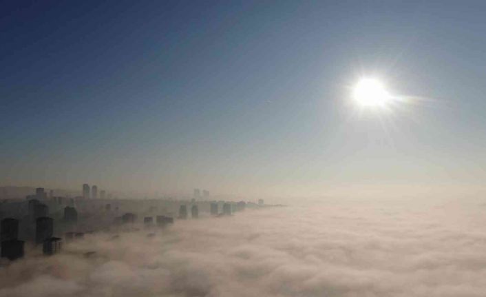 İstanbul Anadolu Yakası’nda sisin gölgesinde güneş manzarası görenleri mest etti