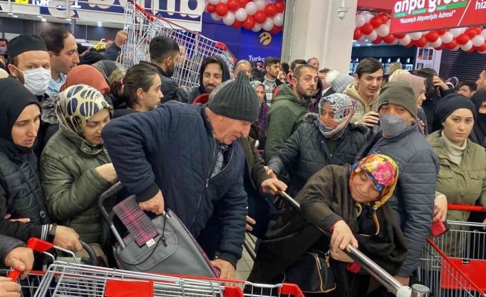 İstanbul’da market açılışında ’indirim’ izdihamı