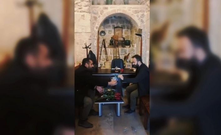 İsveç’te Kur’an-ı Kerim yakma girişimine karşı Mardinli gençler kiliselerde gül dağıttı