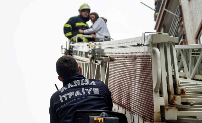 İtfaiye ekipleri vatandaşları kurtarmak için zamanla yarıştı