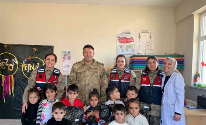 Jandarmadan köy okulu öğrencilere sürpriz