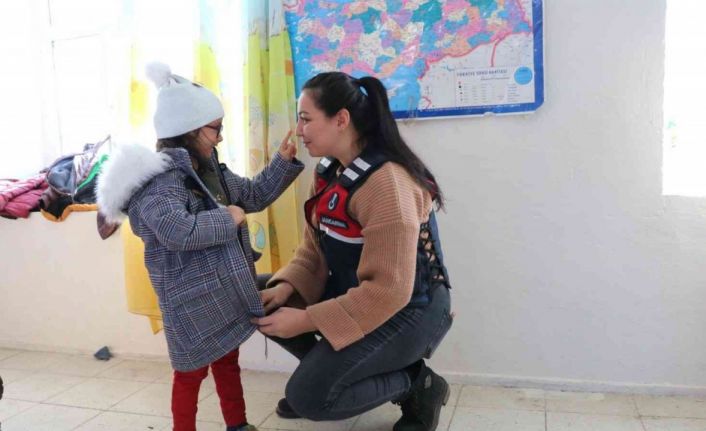 Jandarmadan öğrencilere karne hediyesi