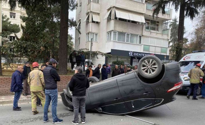 Kadıköy’de korkutan kaza: Yaşlı sürücü, yayaya çarpıp takla attı