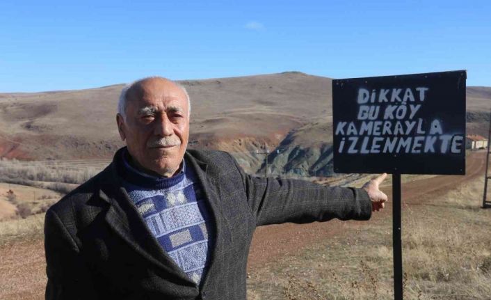 Kameraları gören hırsızlar bir daha bu köye adımını atamadı