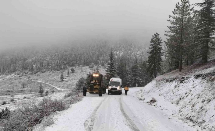Karda mahsur kalan araçlar kurtarıldı