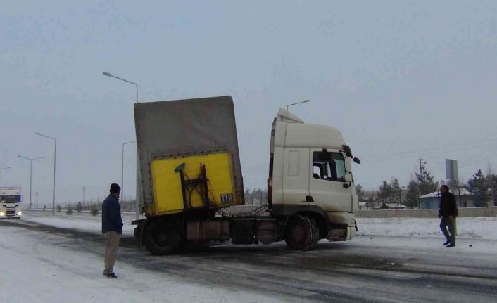 Kars’ta kayan tır refüje çıktı, tırlar yollarda kaldı