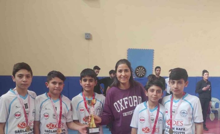 Kars’ta okullar arası Badiminton turnuvası sona erdi