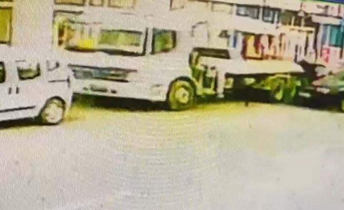 Kars’ta seyir halindeki aracın çarptığı kişi hayatını kaybetti: O anlar kamerada