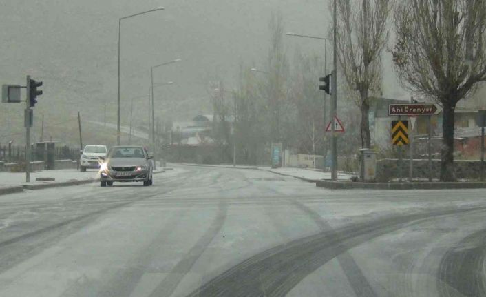 Kars’ta yağan kar kısa sürede eridi