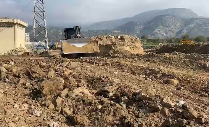 Kayıp Mine’nin arandığı kazı bölgesine yeni iş makineleri sevk edildi