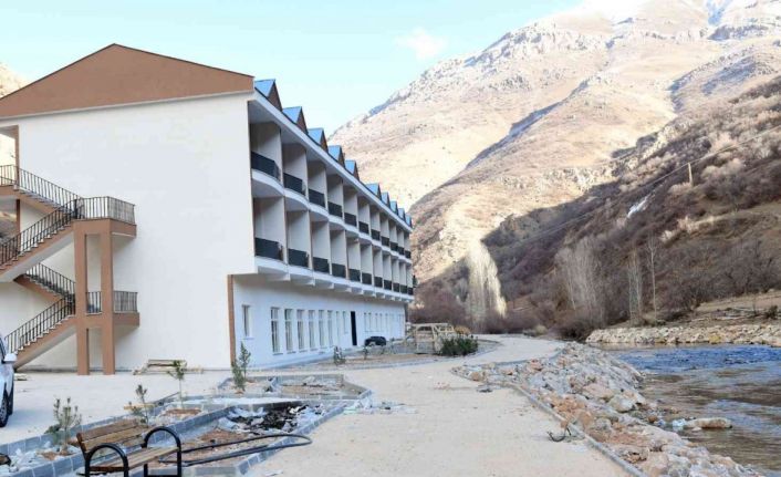 Kaymakam Sakarya ve Başkan Şeylan yapımı devam eden çalışmaları yerinde inceledi