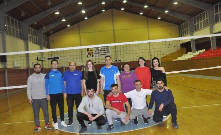 Kaymakam Sülün gençlerle voleybol maçı yaptı