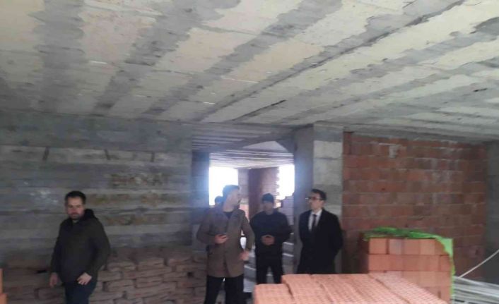 Kaymakam Yılmaz, gençlik ve spor merkezi inşaatını inceledi