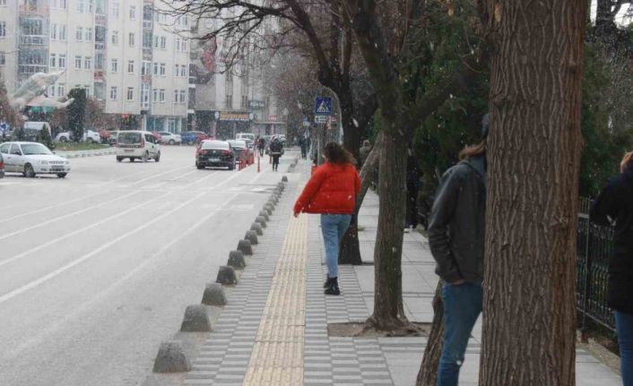 Kırklareli’de kısa süreli kar yağışı sevindirdi: Görenler telefona sarıldı