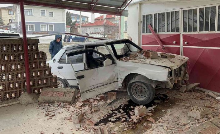 Kontrolden çıkan Tofaş evin bahçe duvarını böyle yıktı