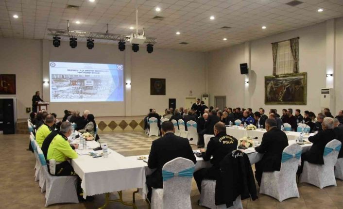 Konya Emniyet Müdürü Engin Dinç muhtarlarla bir araya geldi