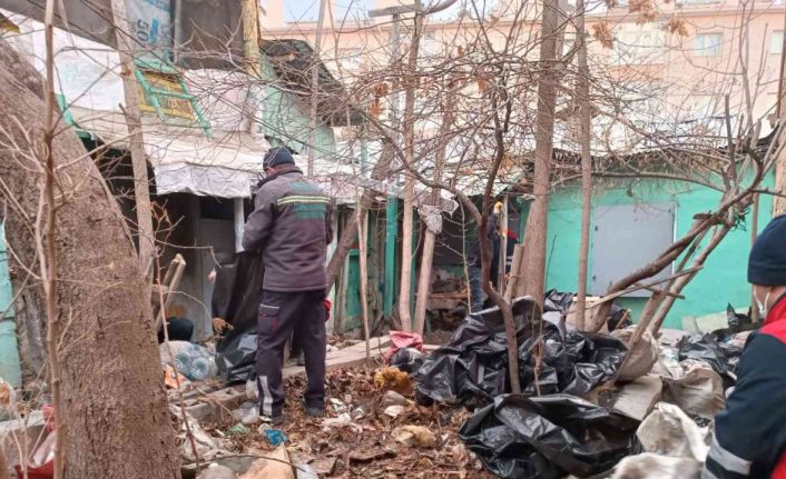 Konya’da bir evden 3 kamyon çöp çıktı