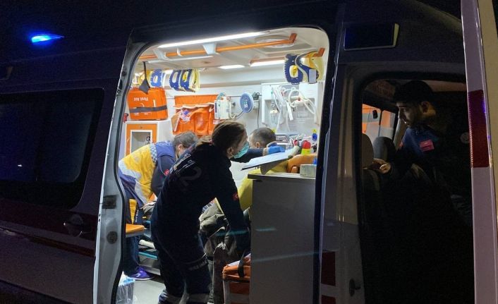 Köpeğe çarpmamak için manevra yaptı, çöp kutusuna çarptı: 4 yaralı