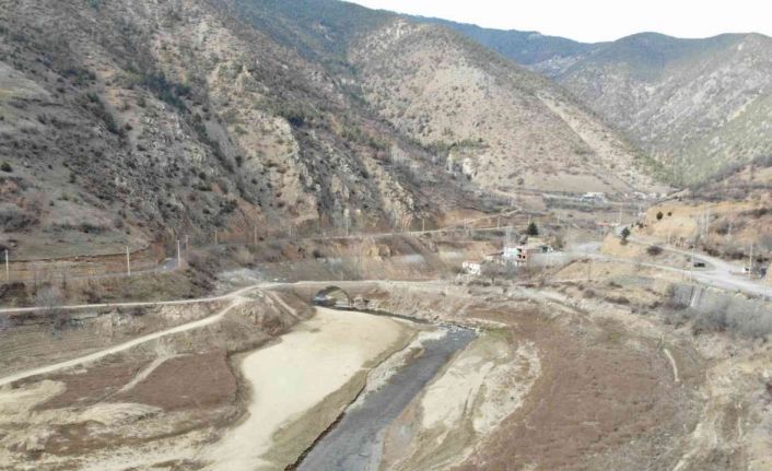 Kuraklık nedeniyle su seviyesi düşen barajlarda elektrik üretimi sekteye uğruyor