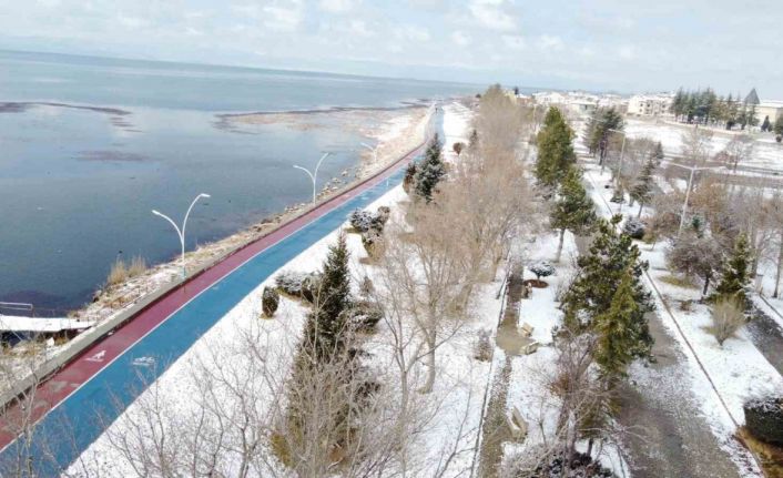 Kuraklık tehlikesiyle karşı karşıya olan Beyşehir Gölü’ne kar yağışı umut oldu