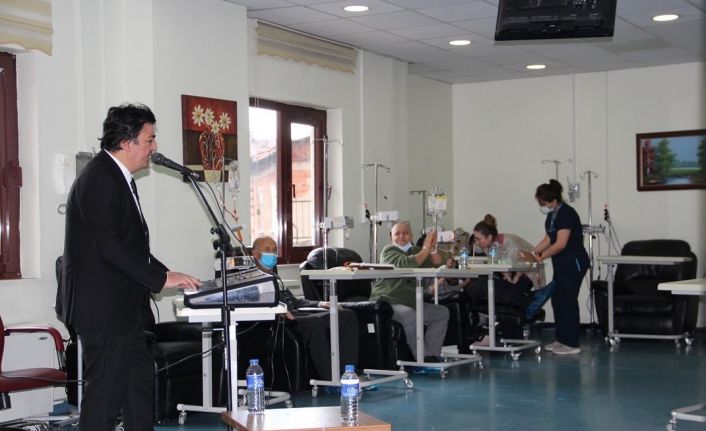 Kütahya Evliya Çelebi Hastanesi’nde kemoterapi hastalarına müzik dinletisi