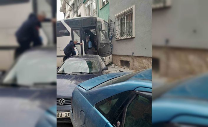 Kütahya’da freni boşalan midibüs önce park halindeki iki otomobile sonra da bir apartmanın duvarına çarptı