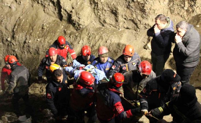 Kuyuya düşen baba-oğuldan acı haber: Cansız bedenlere kuyunun 20 metre derinliğinde 10 saat sonra ulaşıldı