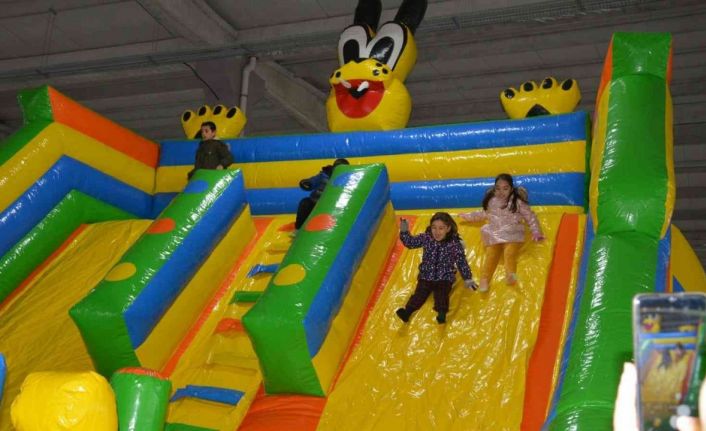 Lapseki Belediyesi’nin ’15 Tatil Eğlencesi’ etkinliğinde çocuklar doyasıya eğleniyor