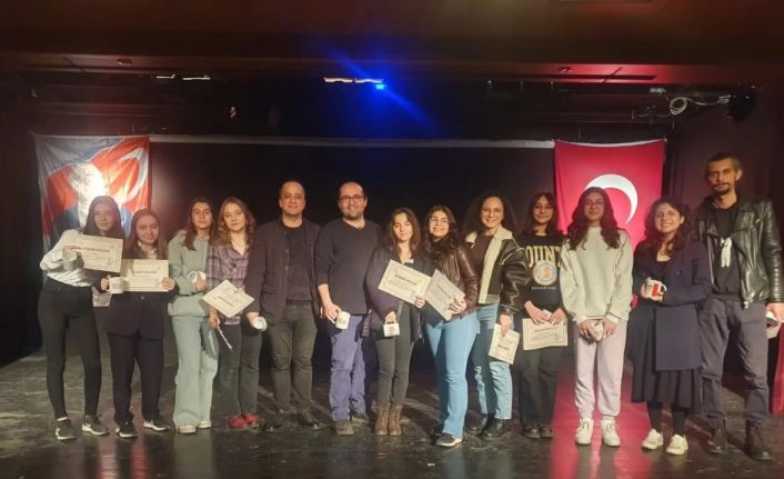 Liseli gençler, hayallerini sahneye taşıdı