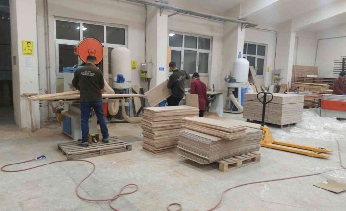 Liseli öğrenciler, üretip onardıkları masa ve sandalyelerden 3 milyon ciro elde etti