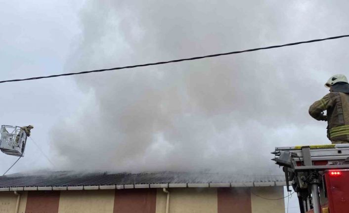 Maltepe’de 3 katlı binanın çatısı alev alev yandı