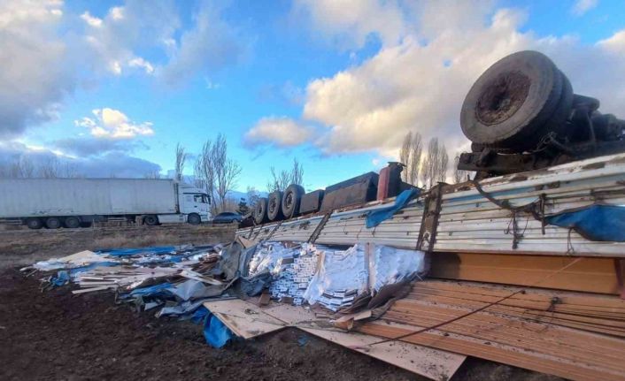 MDF ve fayans yüklü tır devrildi, 1 kişi yaralandı