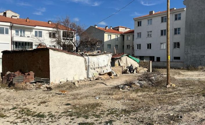 Metruk ev mahalleliyi tedirgin ediyor