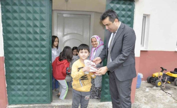 Milli Eğitim Müdürü Gümüş öğrencilere kitap hediye etti