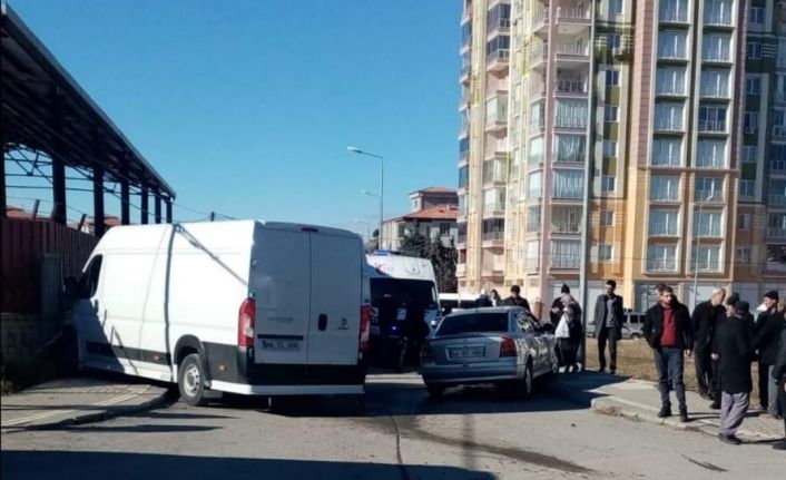 Minibüs ile otomobil çarpıştı: 2 yaralı