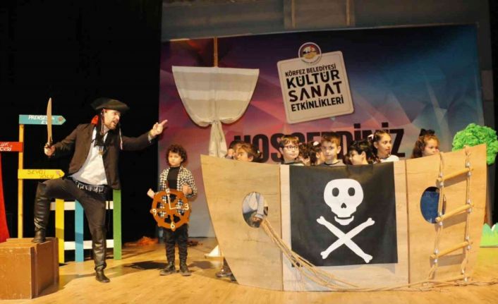 Minikler "Şaşkın Korsan" oyunuyla eğlendi