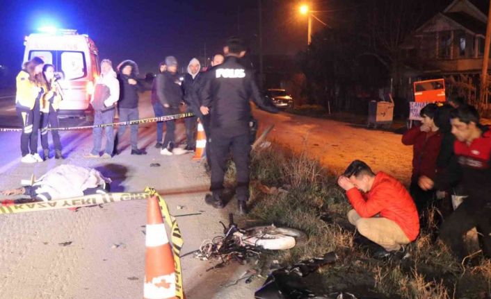 Motosiklet ikiye bölündü, hafif ticari araç takla attı: 1 ölü, 1 yaralı