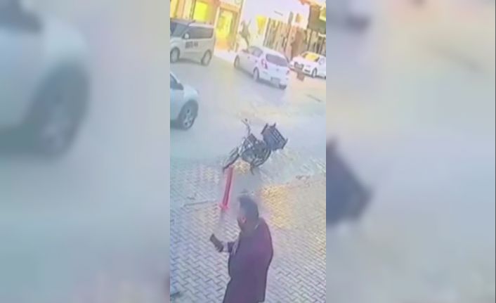 Motosikletli otomobile çarptı, ticari aracın üzerine düştü