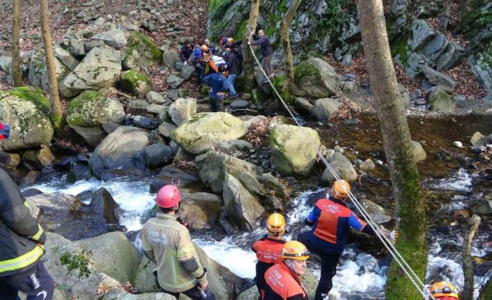 Odun toplarken uçurumdan yuvarlanarak ayağını kıran kişi, nefes kesen operasyonla kurtarıldı