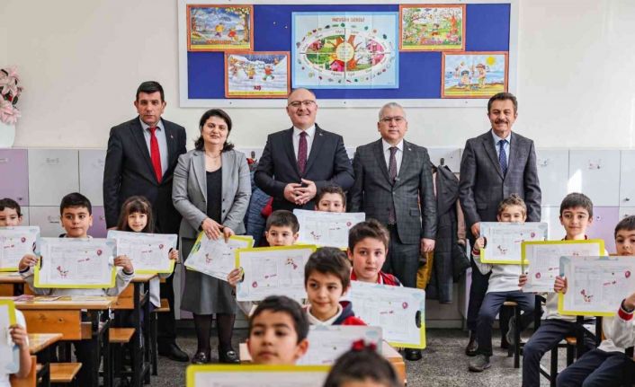 Öğrencilerin karne heyecanına Vali ve Belediye Başkanı da ortak oldu